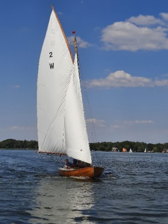 Houten zeilboot