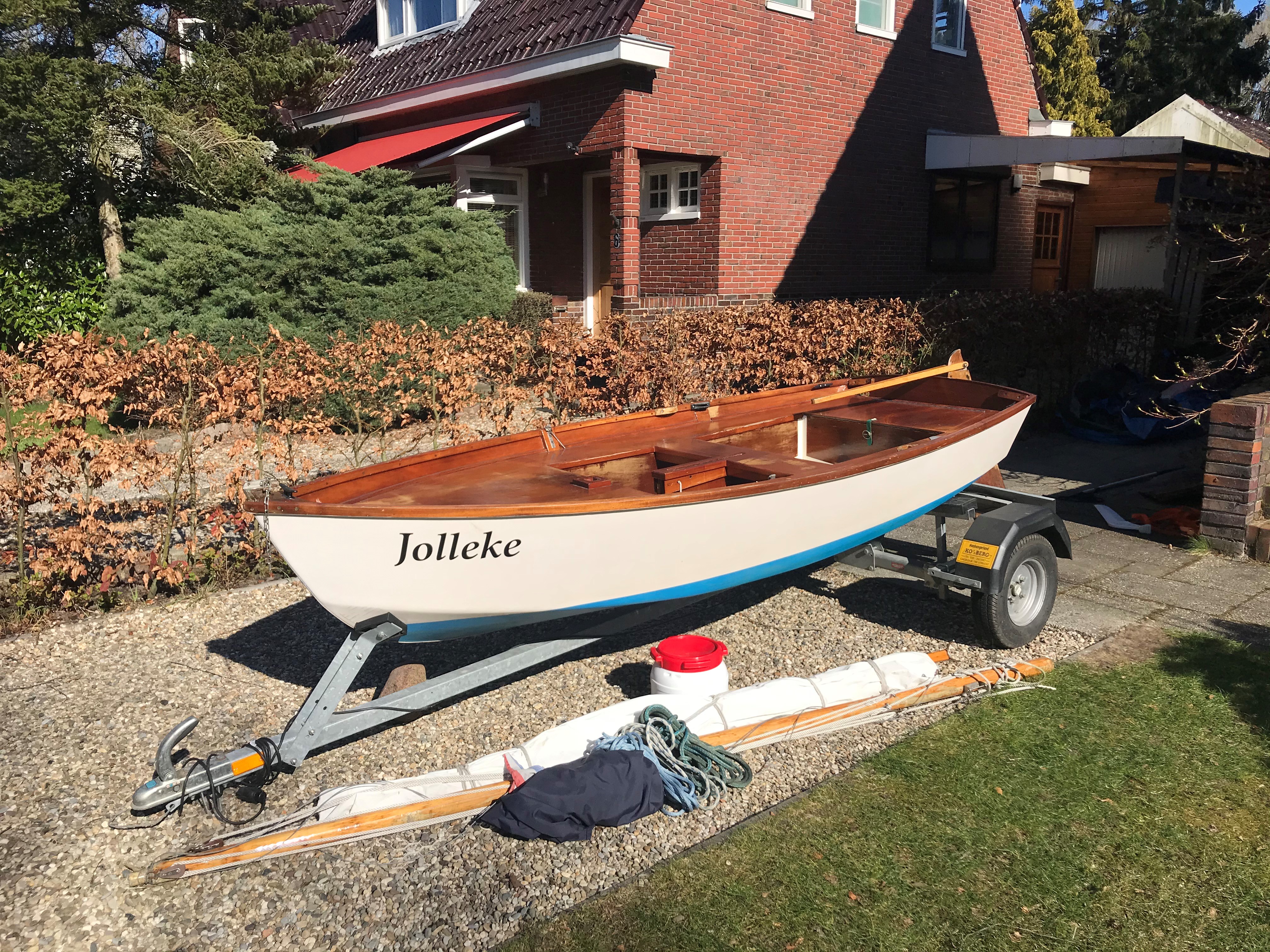 Open zeilboot met trailer